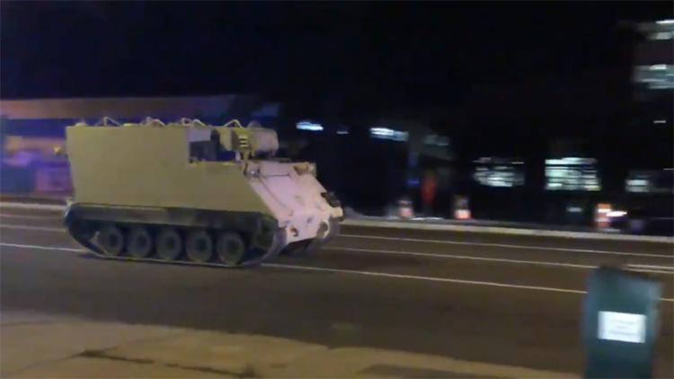 Homem rouba tanque de guerra e polícia o persegue por 2 horas nos EUA; veja vídeos