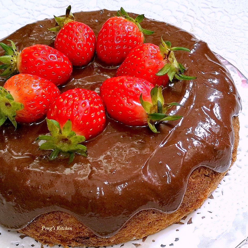 Peng's Kitchen Vanilla Cake with Greek Yogurt Chocolate Icing (Sugar Free)