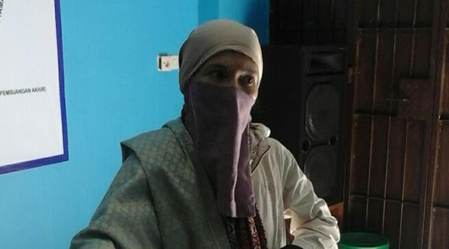 Lihat Videonya Ibu Ini Mengaku Nabi Ke 26 dan Lihat Kitabnya.. Lihat Videonya Ibu Ini Mengaku Nabi Ke 26 dan Lihat Kitabnya..