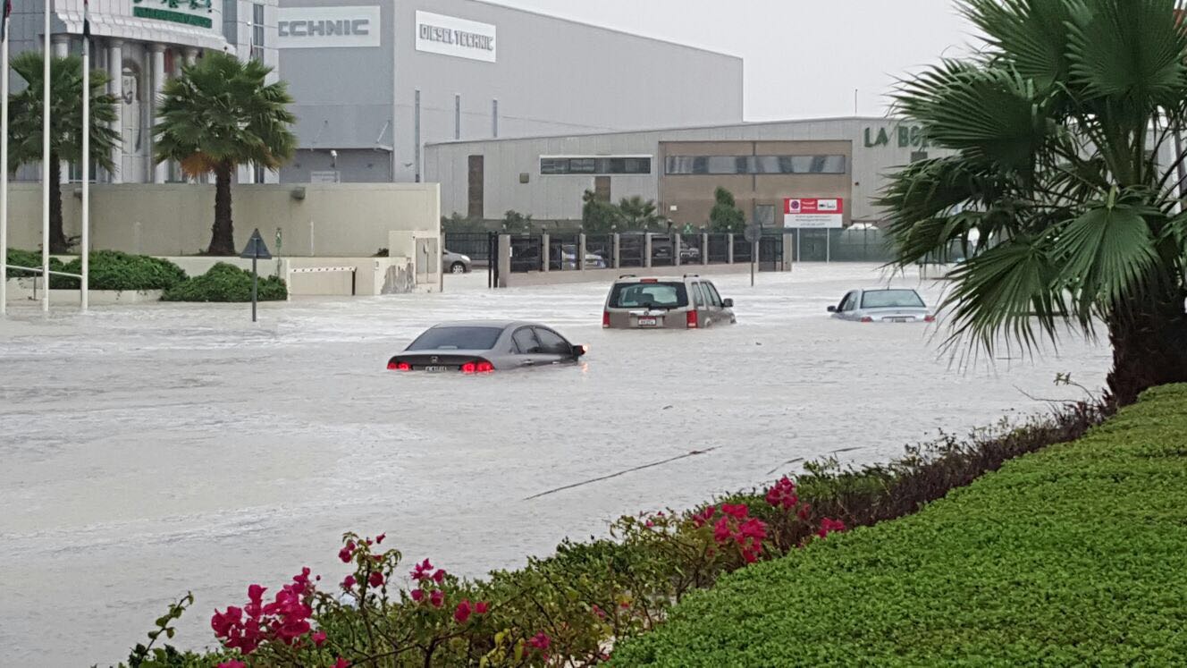 Шторм в эмиратах. Дождь в Абу Даби. Ураган в Дубае. Наводнение в Абу Даби. Наводнение в арабских Эмиратах.