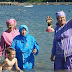 Comunistas, inmigrantes y feministas contra la expulsión de mujeres con burkini en una piscina de Granada
