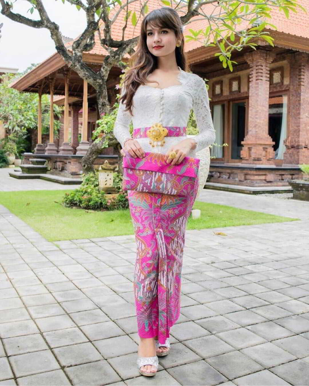 Kebaya Bali Anne Avantie Yang Mempesona - Kumpulan Model Kebaya Modern