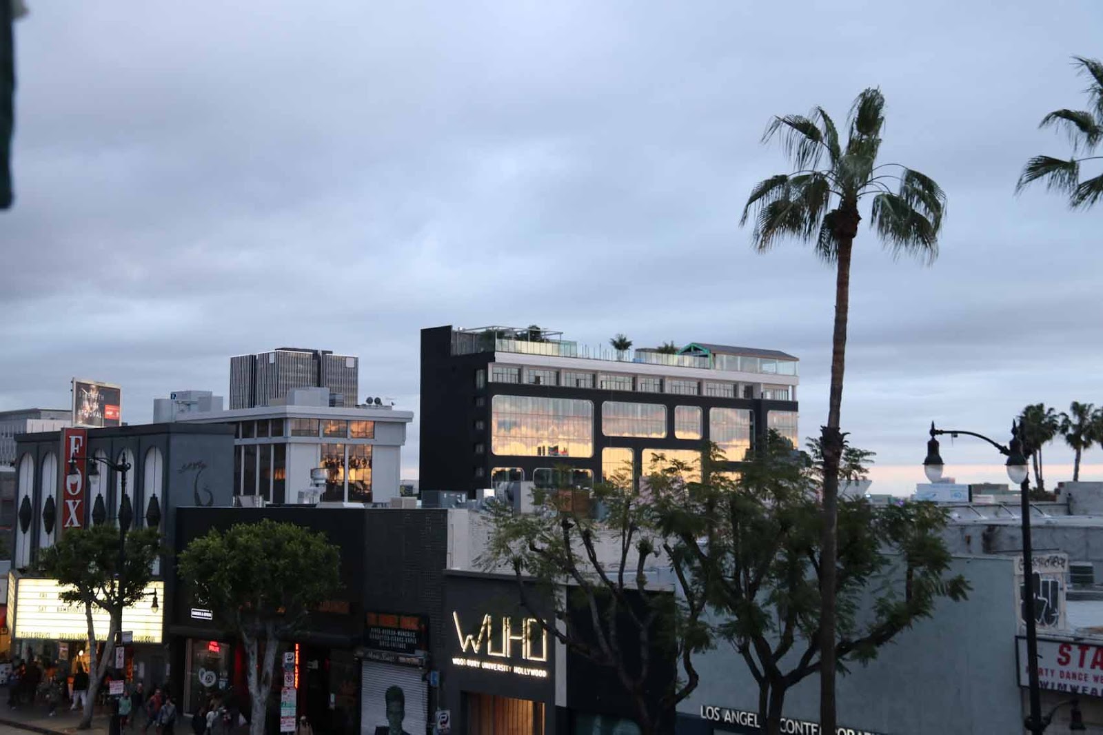 Näkymä majapaikan ikkunasta Hollywood Blvd