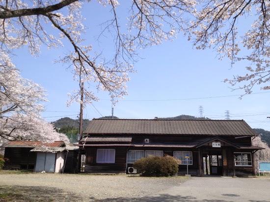 桜満開の木造駅舎