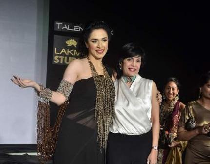 Nargis Bagheri in black dress1 - Nargis Bagheri walks the ramp for Mona Shroff LFW 2012 