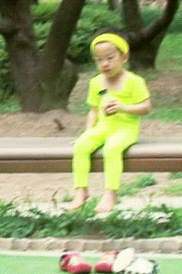 [슈퍼맨이돌아왔다] 형아가 아령들 때 뒤에서 딸기쥬스 홀짝홀짝 마시던 이서준 연두회원님.jpgif | 인스티즈