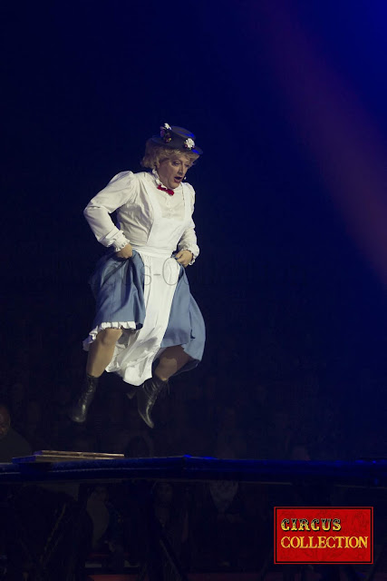 Marie-Thérèse  Porchet saute sur le trampoline du numéro précédent 