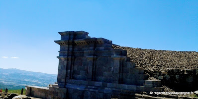 Les ruines du  temple Wasso en reconstruction au sommet du Puy-de-Dôme