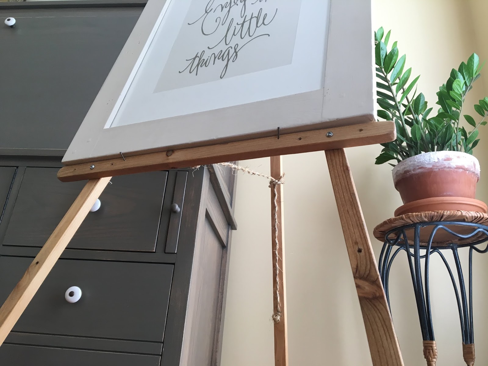 The Project Lady DIY Cheap & Easy Wooden Easels