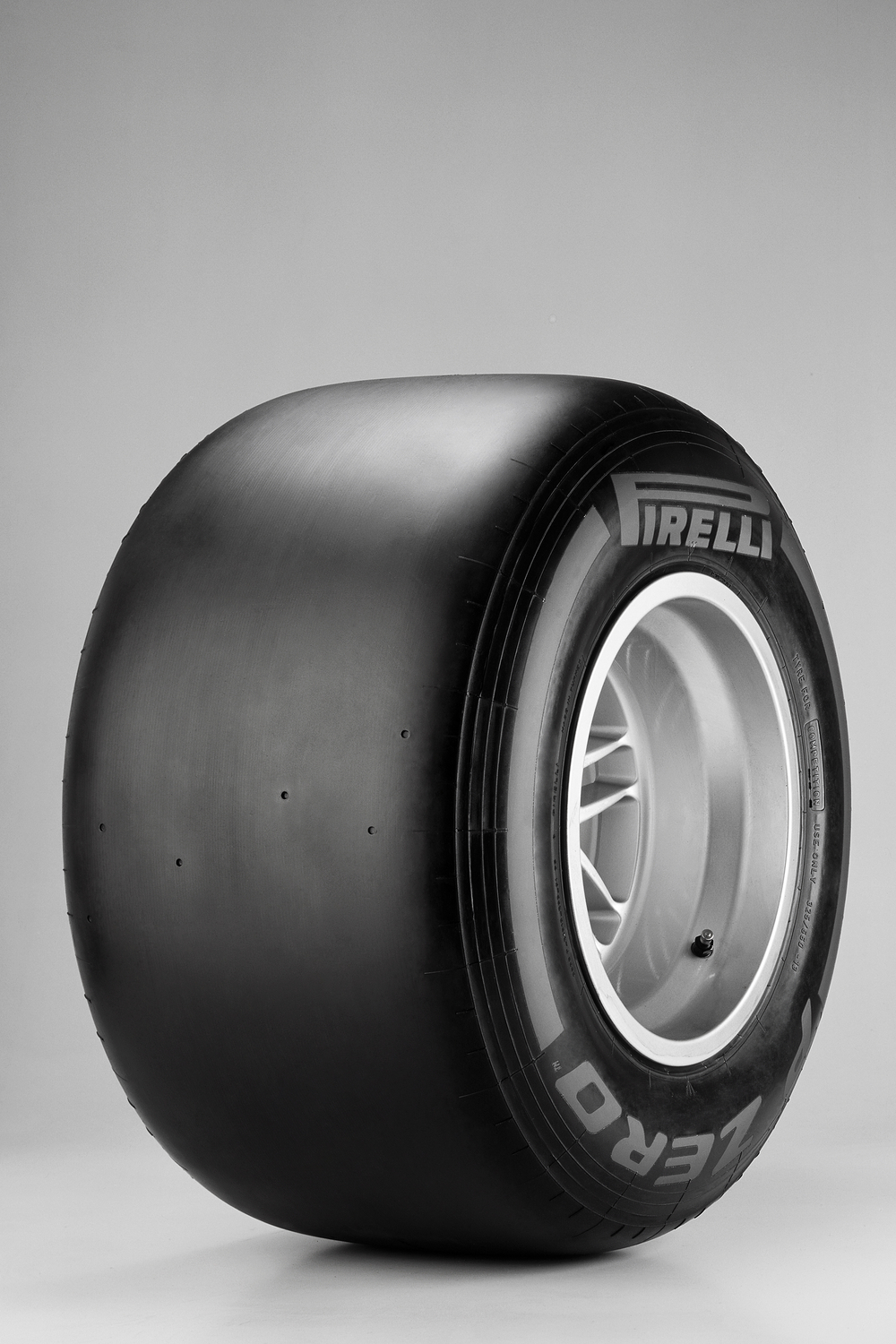Слики резина. Pirelli f1 Tyres. Pirelli p Zero f1. Pirelli Zero f1 слик. Pirelli Tires f1 2022.