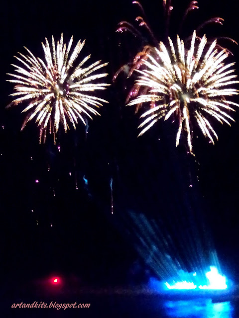 Aqui ficam algumas imagens, sem nenhum critério de ordem em especial, que resumem um pouco, do ambiente fantástico, que se viveu nas noites de festa, aqui na Ericeira, durante este mês de Setembro. / Here are some images, without any order in particular, which give an idea of the terrific atmosphere, felt by all who came to the party nights here in Ericeira, during this month of September.