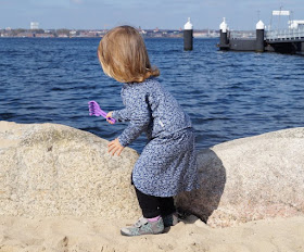 Maritime Lieblingsstücke: Kindermode von piapaul (mit Rabattcode und Verlosung) Kinder Mädchen Kleid Blümchen Blumen geblümt blau weiß Band Rock