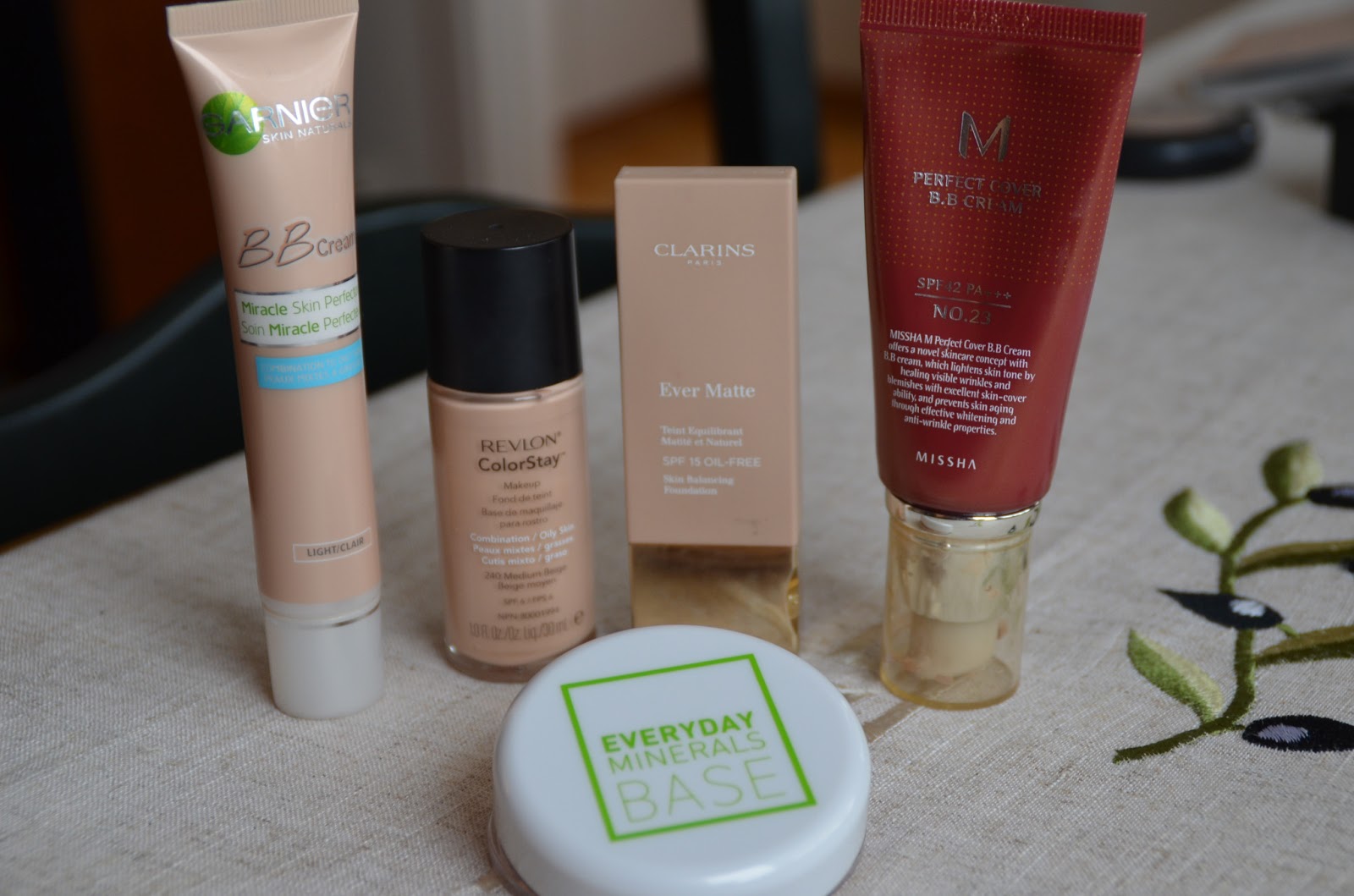 Крем для лица. Хороший крем под макияж. Хороший крем под макияж. Нивея крем флюид эксперт увлажнение. Тональный крем ламбре.