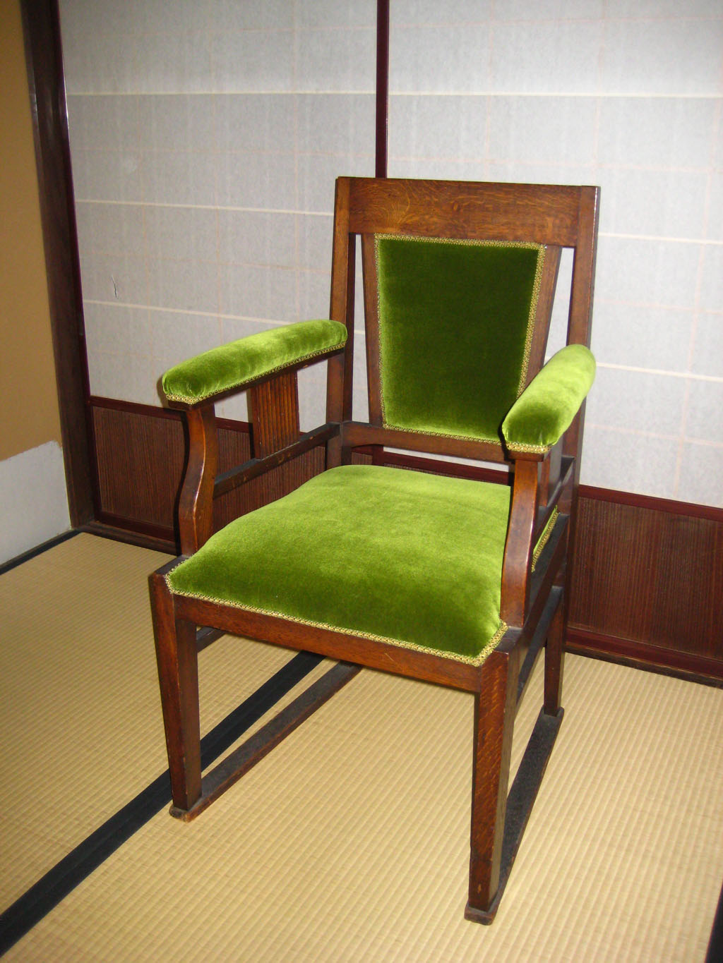 旧安田楠雄邸にようこそ！ 和室用の椅子を修復しました。