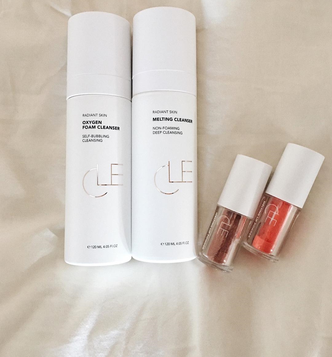 Conheça o Batom em pó Através do Instagram da marca CLE Cosmetics consegue recolher algumas informações além de ser em pó tem acabamento matte.