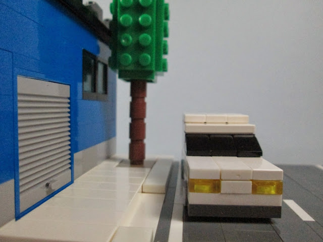 MOC LEGO Carrinha de distribuição à porta do armazém