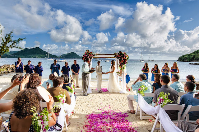 Cérémonie de mariage à Sainte Lucie à la plage avec des invités . Mariage face à la mer des Caraïbes.