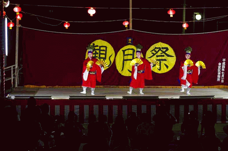 silver and gold fans,red kimonos,dance