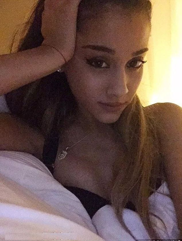 Ariana Grande selfie in bed ~ Ariana Grande