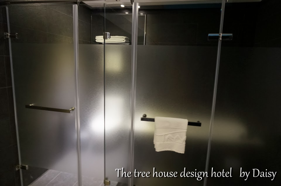 ::高雄住宿:: 六合夜市旁‧高雄樹屋設計旅店‧The tree house design hotel