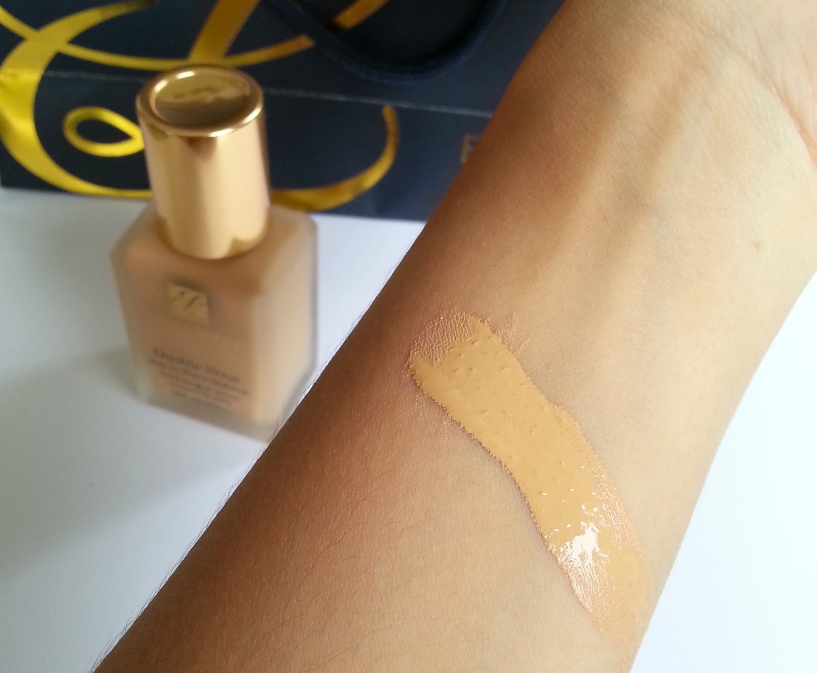 Klaim foundation ini adalah full matte coverage dan non-transfer. 