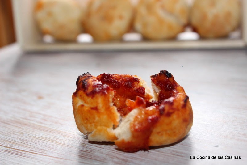 Deilige Boller På En Tallerken Med Salat Og Grønnsaker