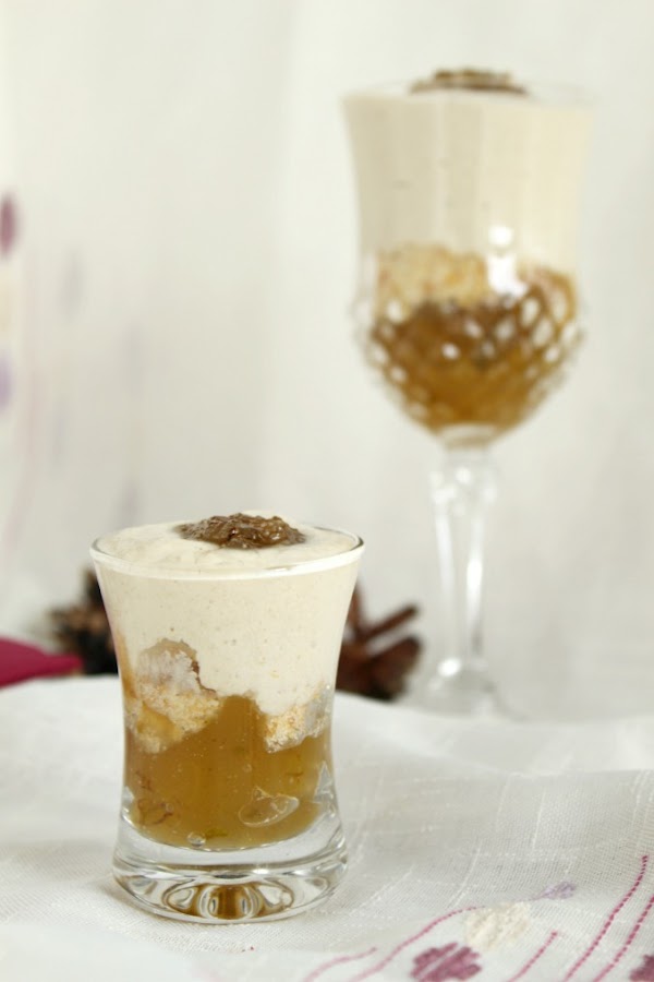 Vasitos con mermelada de ciruelas, crumble, mousse de boletus y caramelo de pistacho.MaraEnGredosFoodBlog.