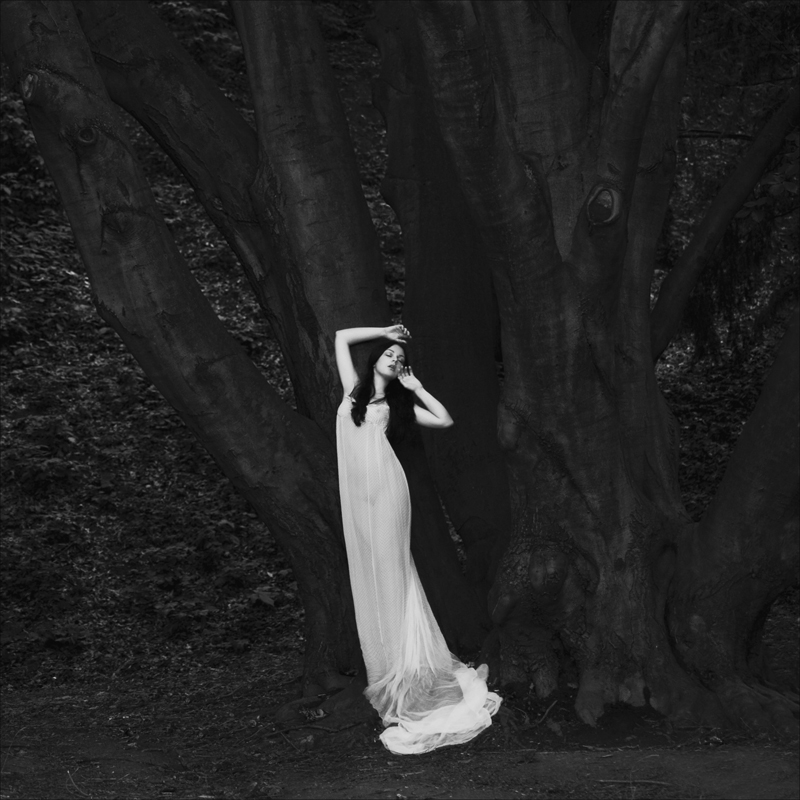 Она так загадочна. Загадочная фотосессия. Девушка с грустными глазами. Она так загадочна. Таинственная женщина.