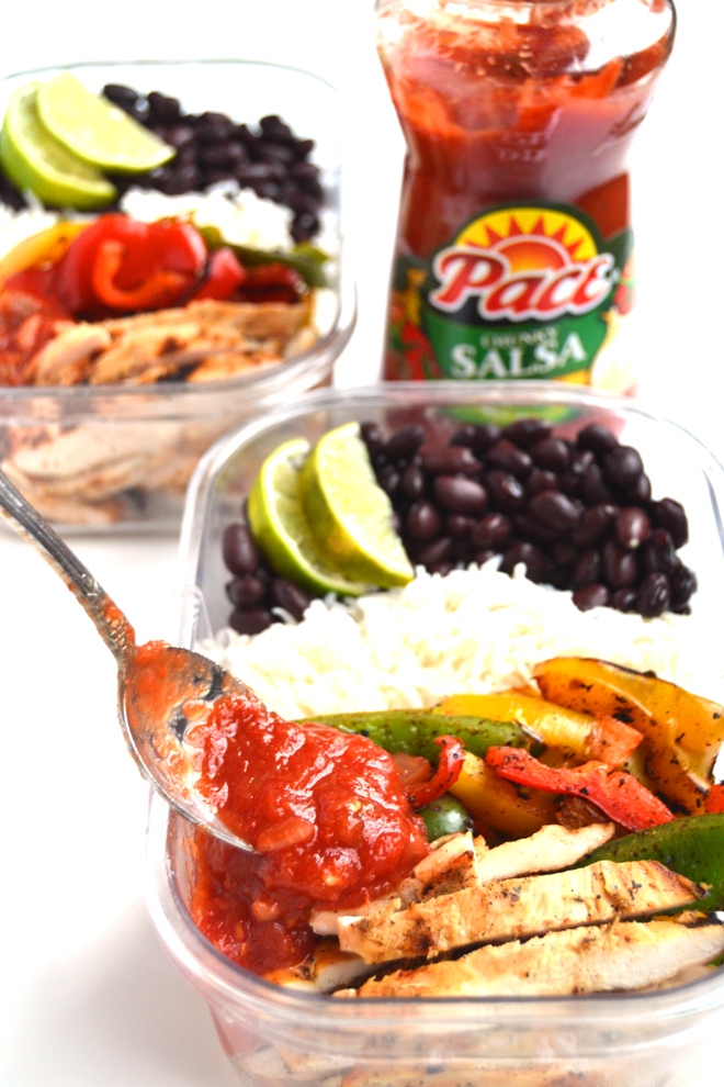 Chicken Fajita Meal Prep Bowls make the perfect quick lunch or dinner with flavorful grilled chicken and peppers, brown rice, black beans, salsa and limes! www.nutritionistreviews.com