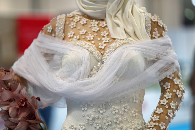 كعكة زفاف على شكل فتاة بسعر مليون دولار في دبي! صور
