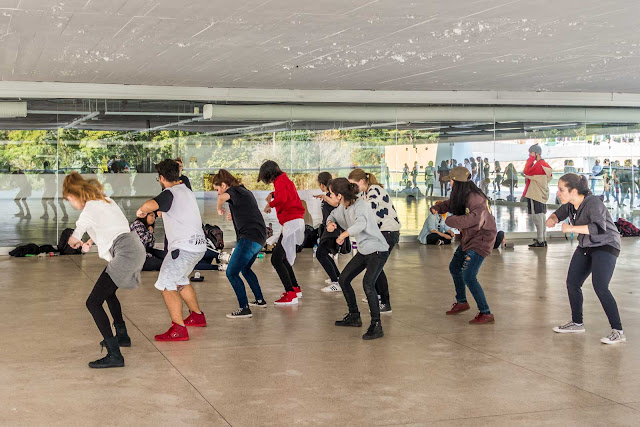 jovens dançando no Museu Oscar Niemeyer