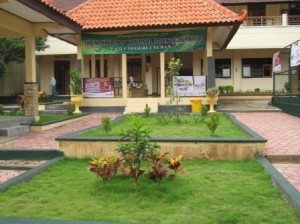 DACAYA (Smada Care Of Adiwiyata): Pengelolaan Halaman Sekolah
