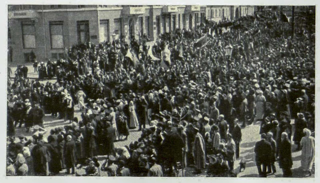 Nearly all  kinds of military, civil,  professional and religious organizations took part in the revolutionary manifestations