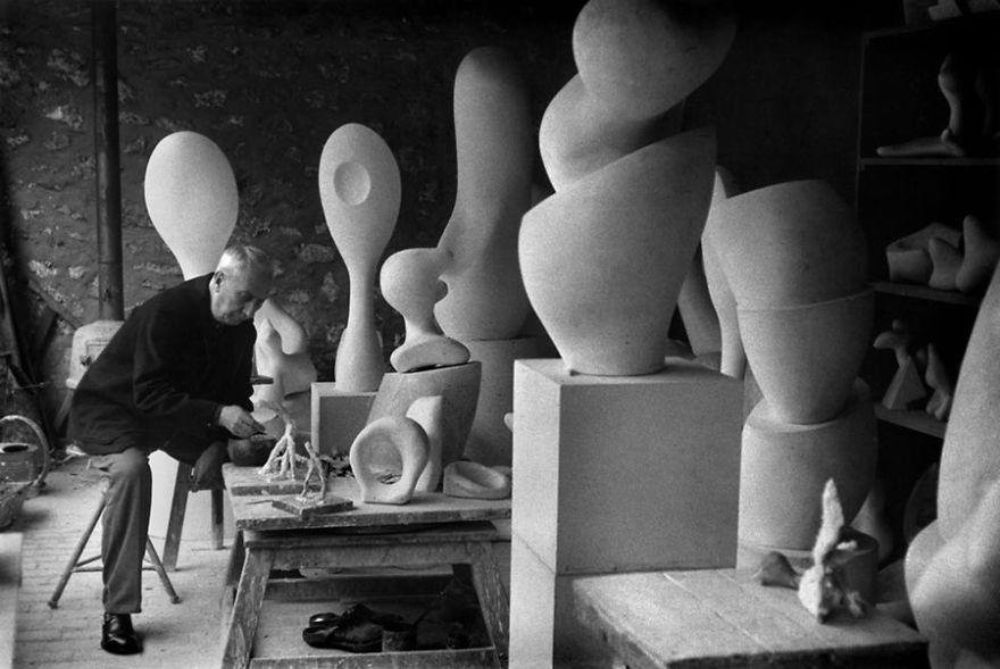 40 Amazing Behind the Scenes Photos of Famous Artists at Work in Their