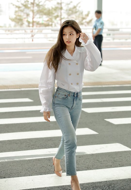 Jennie stuns with her airport fashion ~ Netizen Buzz