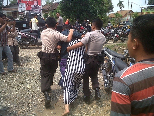 Seorang Ibu Mesum Dengan Anak Kandung Tertangkap Warga Di Aceh Timur Dan  Dibawa Ke Wilayatul Hisbah ( Polisi Syariat)