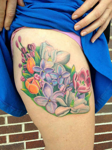 Louts flor com flor do lírio tatuagem na menina coxa