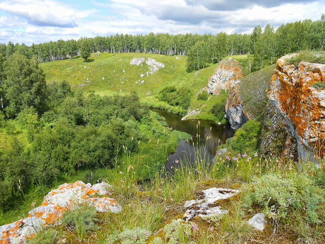 Отвесные скалы у реки Багаряк и Зотинской пещеры