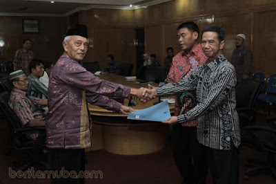 Penyerahan SK Bupati MUBA Tentang Penetapan Petani Plasma PT GPI gambar235c46f8