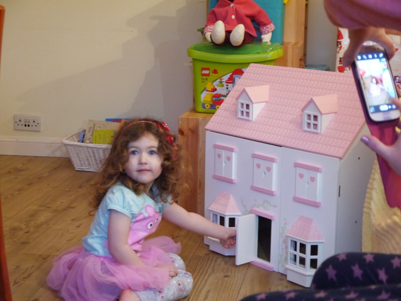 Poppet and Little DIY Dolls House Decorating