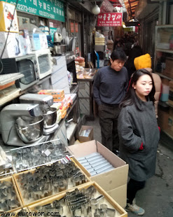 Callejón de tiendas de panadería en Seúl