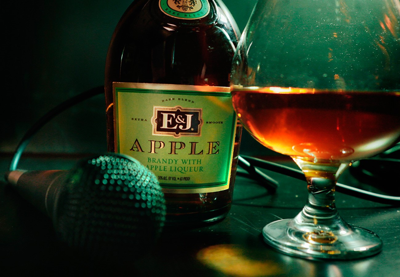 бренди с соком. оранжевая гуава. коктейль с бренди простые. коктейль абрикосовый рай с коньяком. бренди с соком.