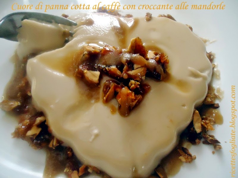 cuore di panna cotta al caffe' con croccante alle mandorle