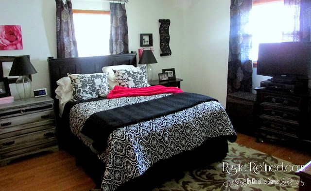 Decorating with Black & White Colors in a Bedroom