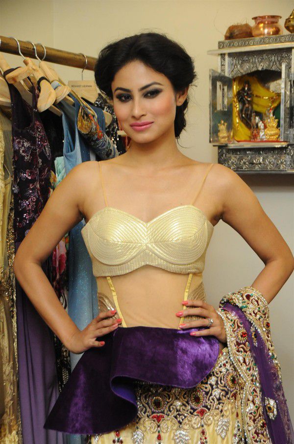 Mouni Roy HD Wallpaper and Photos with Biography- Free Download.