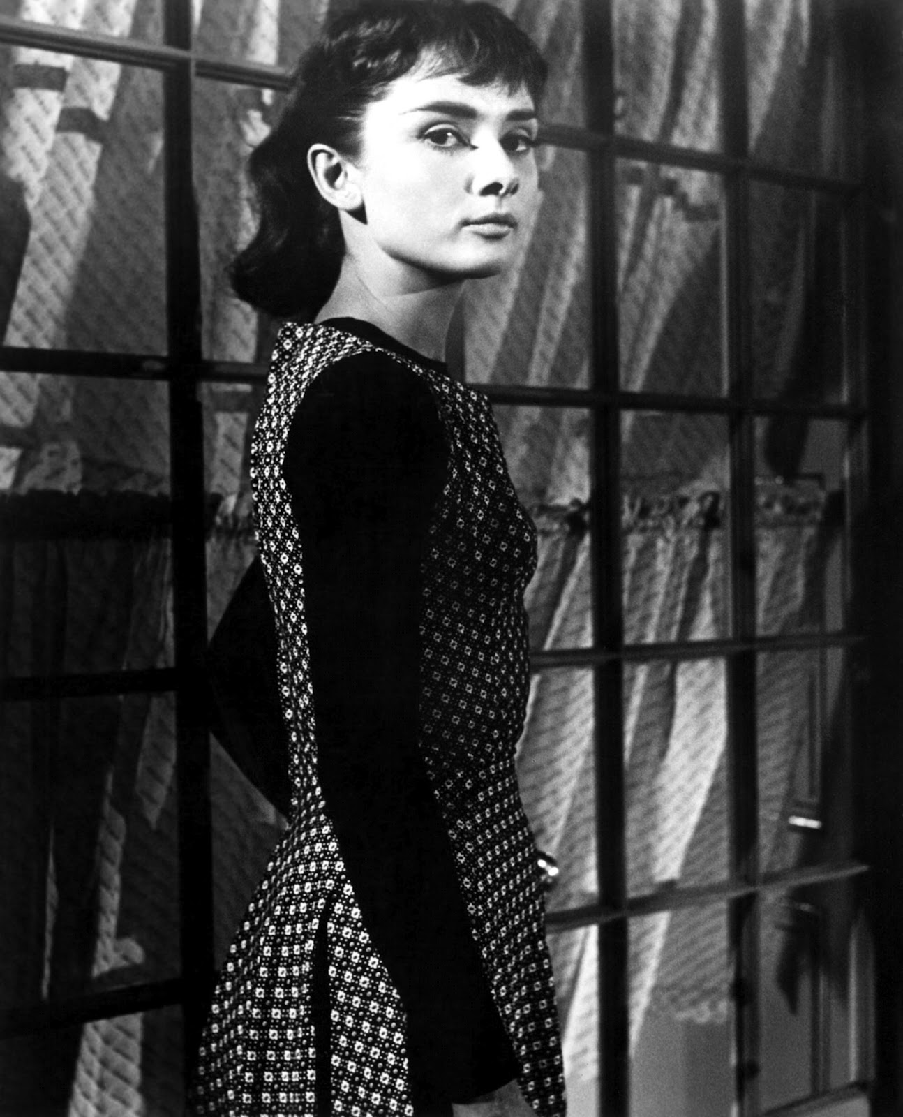 http://3.bp.blogspot.com/-QmqrKlHB3VI/UEZT0bPO00I/AAAAAAAAA-c/ga51ZvKtbVw/s1600/Audrey-Hepburn-sabrina-1954-12036945-1617-2000.jpg