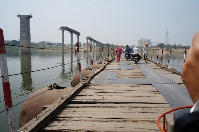 Jembatan kayu dari drum untuk penyeberangan penduduk lokal di Sungai Gangga Jembatan kayu dari drum untuk penyeberangan penduduk lokal di Sungai Gangga