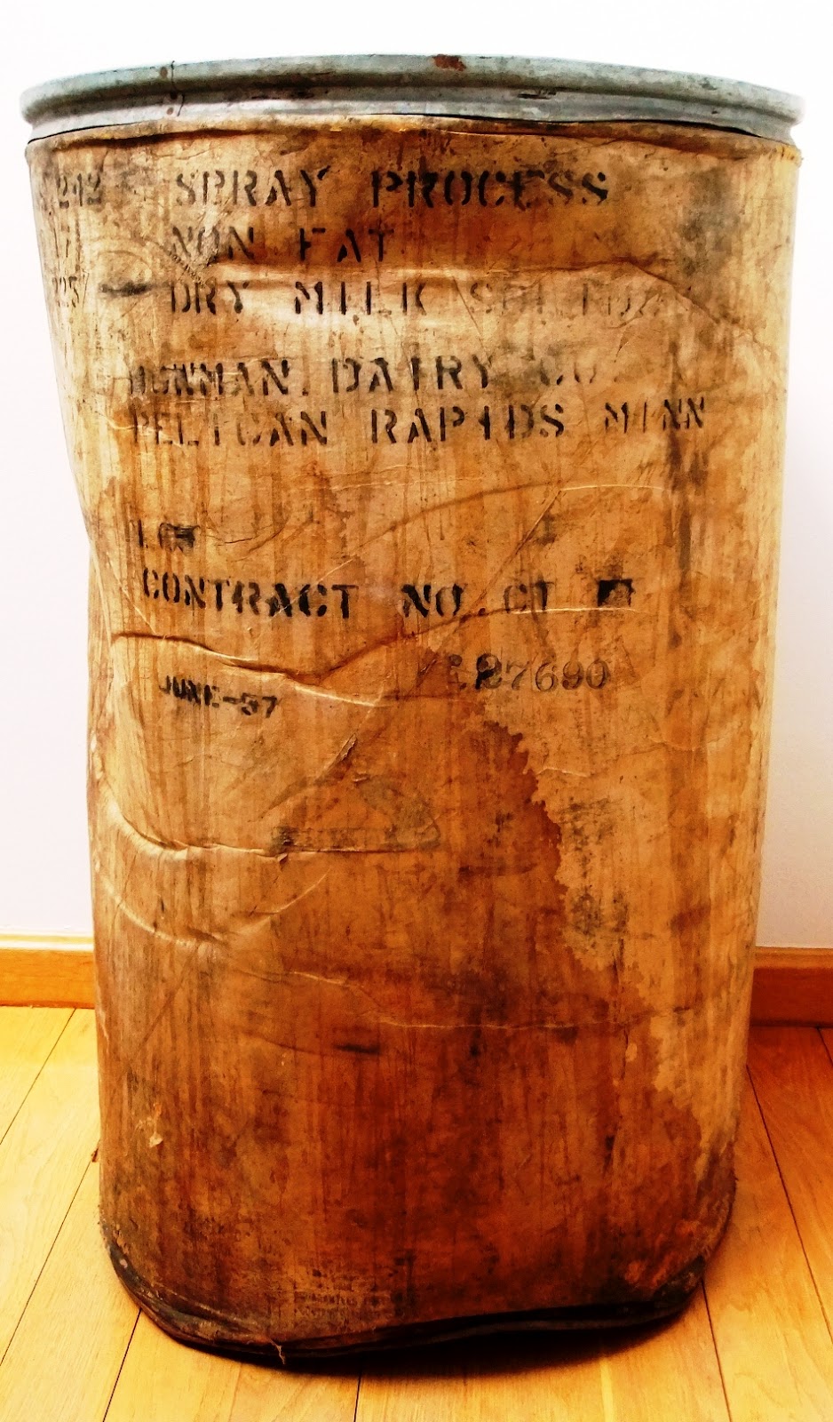 Donaciones de materiales al CRIEME Un bidón de leche en polvo (1957) y 9 manuales escolares Donaciones de materiales al CRIEME Un bidón de leche en polvo (1957) y 9 manuales escolares