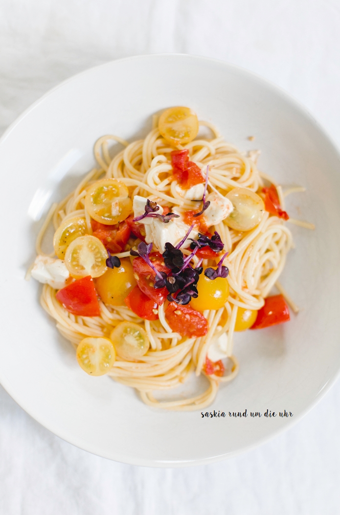 SaskiarundumdieUhr: Spaghetti mit Tomaten und Mozzarella
