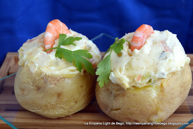 Patatas Rellenas De Ensaladilla De Salmón Y Langostinos
